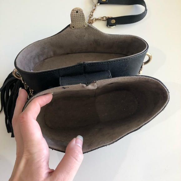 Unique shape black quilted bag with tassel - Picture 4 of 4